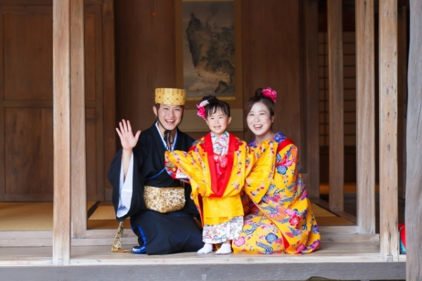中村家住宅で叶える、伝統衣装・琉装のファミリーフォトウェディング