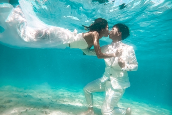 Original Water-In wedding photo, which takes place in Ishigaki's beautiful Nature/Using Water-In dress, "Marine Dress"