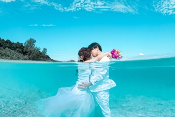 Original Water-In wedding photo plan with hand-made luminous shell accessories