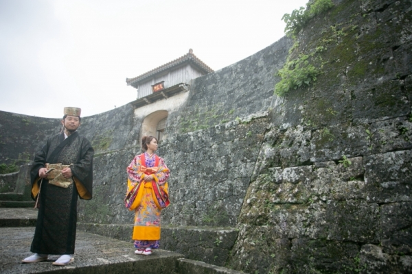 【沖縄の伝統的な衣装とドレスの両方で撮影】沖縄琉球衣装で首里城＋洋装ビーチプラン