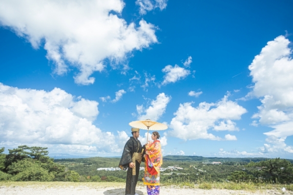 【沖縄の伝統的な衣装とドレスの両方で撮影】沖縄琉球衣装で座喜味城址＋洋装ビーチプラン