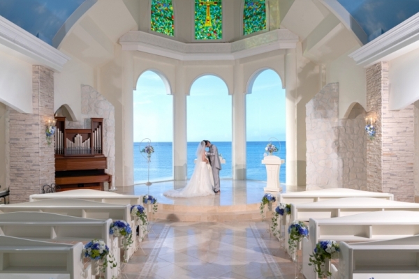 衣装追加料金なし『★11周年記念★恩納村チャペル＆ビーチプラン　2-3月は99,880円！』リザンシーパークまたはムーンビーチのチャペル、青空＆美肌補正2万円分付！